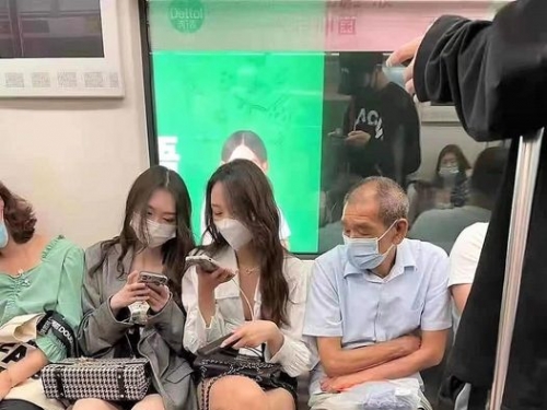 阿公搭捷運直盯2長腿正妹 網笑：是看胸口還是大腿？