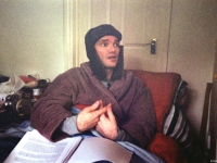 電磁波過敏男點蠟燭過活　一年看100本書打發時間