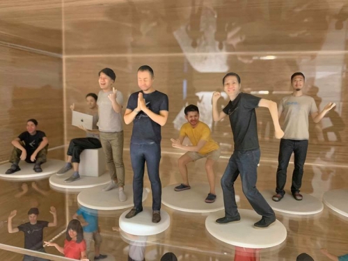 好酷的福利！這家公司將任職滿五年的員工做成3D公仔，離職後還能將模型帶回家...