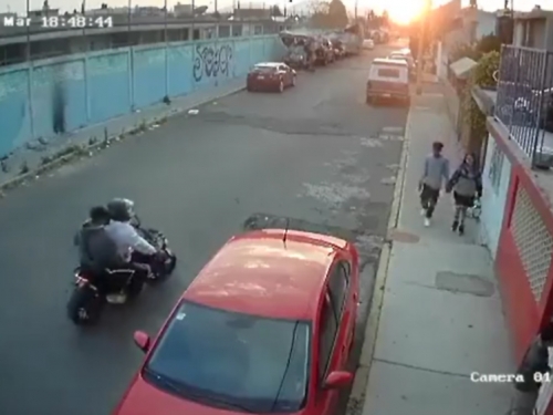 情侶遇搶匪 他手刀狂奔落跑 獨留女友傻愣在原地