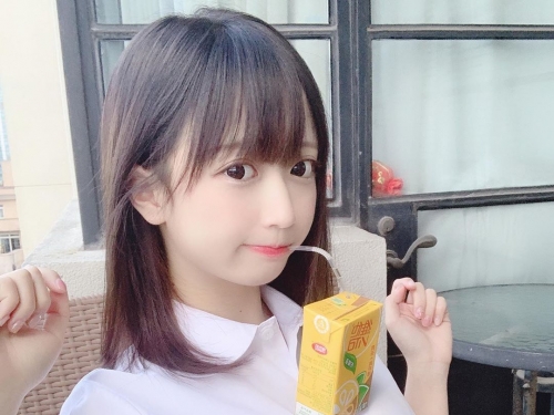 這麼可愛怎麼辦？最強童顏巨乳「Yami」放手喝飲料成就達成！