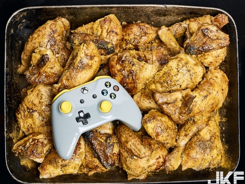 大吉大利，今晚吃雞！Xbox One推出「防油」手把，真的可以邊吃烤雞邊吃雞！