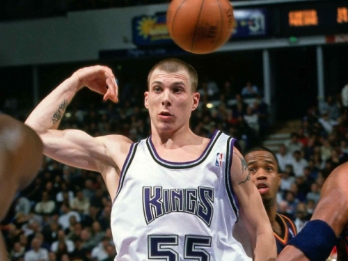 [影片]「白色巧克力」球迷照過來！ 經典手肘傳球再現 時代的眼淚啊！