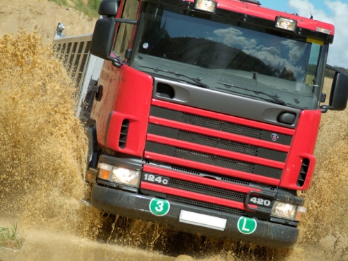 拍片挑戰攔截砂石車 屁孩遭正面輾壓 185萬人嚇瘋