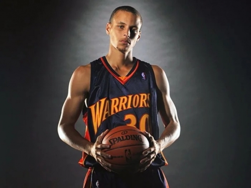 NBA》柯瑞三分傳奇起點戰袍 拍出破紀錄天價5000萬