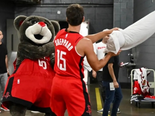 NBA》火箭吉祥物被打到腦震盪！和惡棍Brooks打「枕頭大戰」太激烈