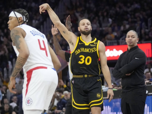 NBA》史上第一人！柯瑞連4戰轟7顆以上三分球 勇士卻遭快艇逆轉