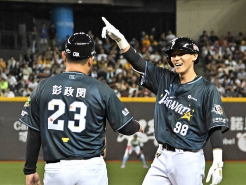 中職明星賽》大方放閃！陳晨威對大螢幕「啾」一下