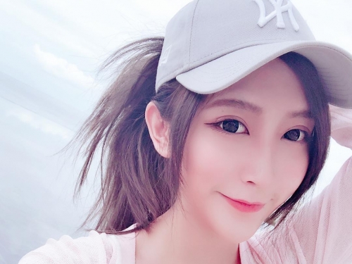 短髮正就真的正！「俏麗正妹」身材豐滿　白嫩雙乳份量滿滿快溢出！