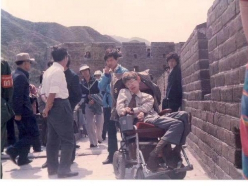 1985年，霍金為什麼一定要登上長城，為了當好漢嗎？