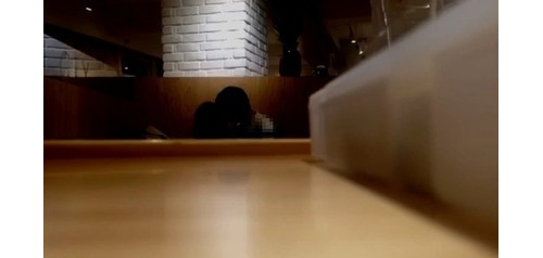 咖啡廳禁帶外食！彰化某高中情侶公眾場合大剌剌「吃香蕉」這叫旁人怎麼忍得住啦～