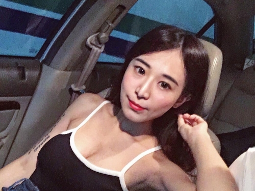 這種身材已封頂！正妹「逆天長腿」和「白皙爆乳」雙棲根本完美！