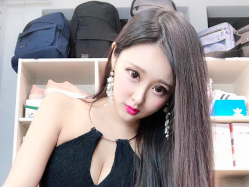 正妹「Iris恩兒」雙眼又大又迷人，萌萌臉蛋根本是洋娃娃啊！