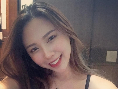 高雄「巨乳美甲師」乳量太OP！衣服敞開「飽滿渾圓F奶」掉出來！