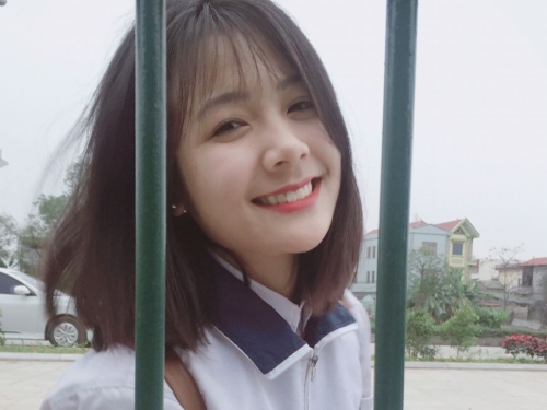 好嫩！18歲「校花級學生妹」貼身衣服展現好身材　甜美笑容青春無敵！