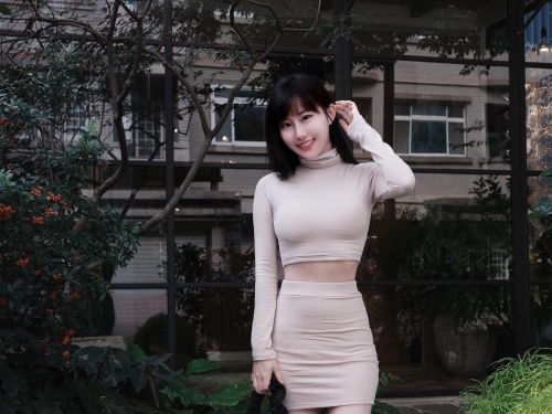 不愧是別人老婆！正妹人妻「超白皙」美乳長腿，辣妹穿搭有夠吸睛