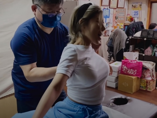 「巨乳韓妹」體驗台灣整復推拿　不自覺呻吟：又痛又舒服