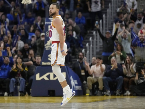 NBA》柯瑞末節扭傷腳 威金斯飆新高31分率勇士收2連勝