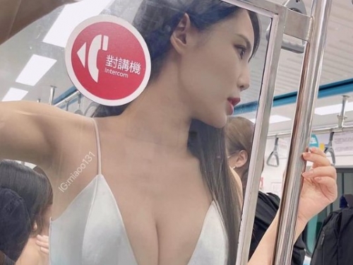 E級正妹穿超辣搭捷運擠到貼玻璃 網一看「超兇曲線變形」