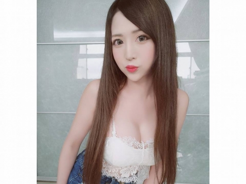 野性小妖精「細肩帶」解放嫩乳！飽滿「長輩袋」超有重量！