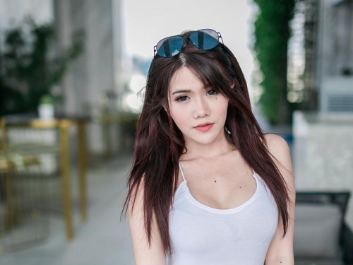 「性感正妹」浴室自拍　浴袍滑落美乳差點掉出來！豐滿身材讓人招架不住！
