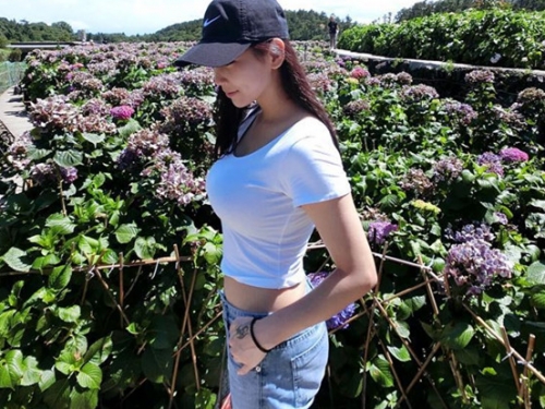 好兇～「H」appy美眉意外被衣服出賣！藏不住的那股狠勁讓人越看越嗨