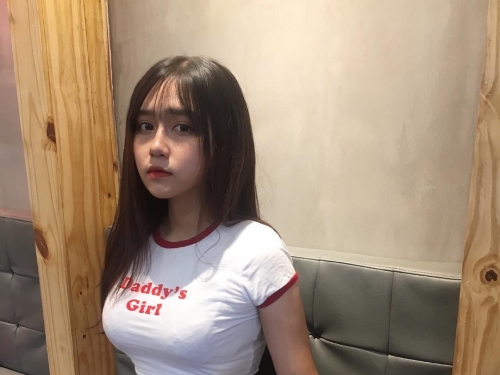 現在學生發育都這麼好？高校萌妹胸前「發育過剩」快把衣服撐壞！