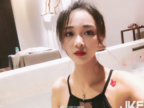 空姐「琪爾摩斯」櫻桃小嘴好美艷，逆天顏值簡直是仙女啊～