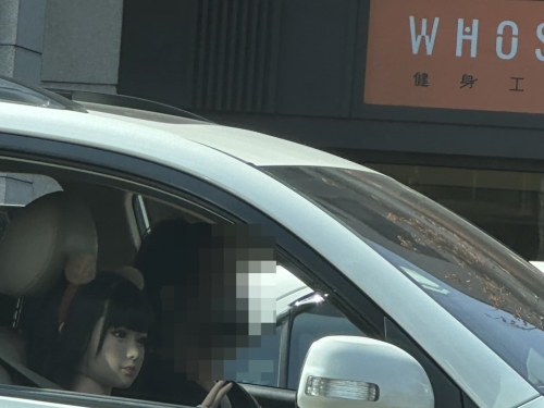 轎車副駕遭目擊竟是「她」 老司機全推測這用途