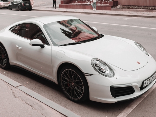 超商前面驚見保時捷 網見車主身分全愣了