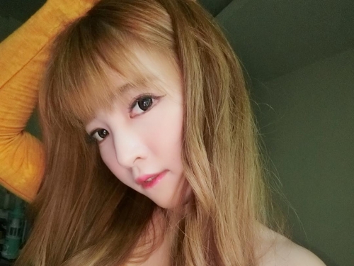 叛逆的鄰家女孩！白嫩幼咪咪「萌系正妹」，緊身衣下一對美乳好驚人！