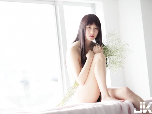性感姊姊小丁褲露「極品蜜桃」！胸前拉鍊一拉　美乳彈跳出來！