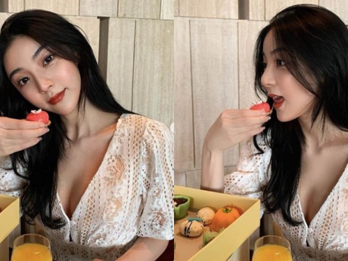 正妹小南瓜吃甜點露出「飽滿深溝」，誘惑深V裝吸引客人狂瞄！