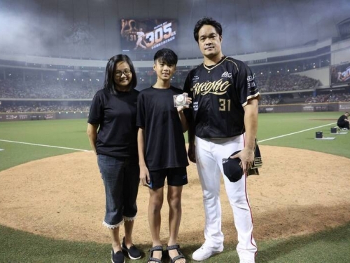 中職》感謝送還林智勝305轟的母子球迷 味全龍的禮物準備好了！