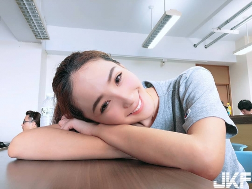 甜美「美乳大學生」上課偷自拍　下課後化身「爆乳重機騎士」！