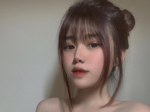 越南妹子「彈筆挑戰」直接彈出畫面外　渾圓乳球噴射力太強