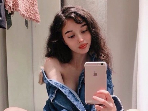 地表最強！超辣１３歲正妹「Violet」纖細腰身加上驚人馬甲線：這會犯法啊！