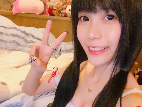 尺度開了！「大學直播妹」OL襯衫爆扣露「性感美乳」！網友喊硬了…