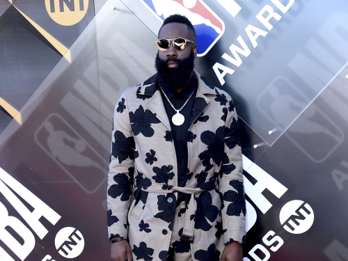 MVP穿搭慘遭唾棄！大鬍子一身西裝現身NBA紅毯 推特網友狂酸「巧克力卡通牛」！