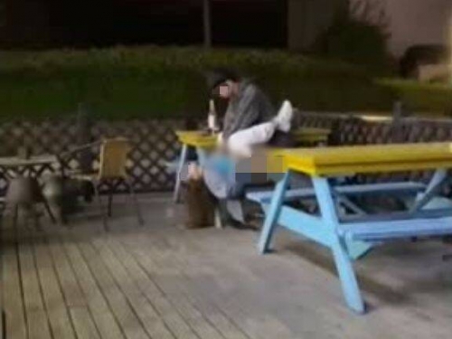 廈門當街活春宮！超商店員門前嘿咻醉女 路人裝沒事