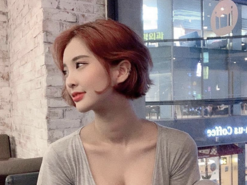 咖啡廳「巨乳口罩姊姊」展現超香豔視角！撩人好身材圈粉無數