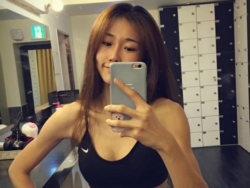妹子霸氣！運動正妹手拿「濃稠飲品」一口灌！原來這就是身材火辣的秘訣
