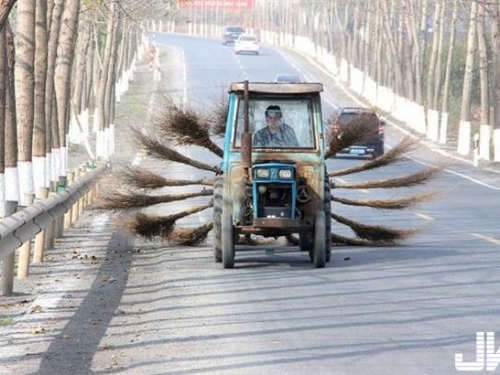 馬路上驚見霸氣掃街車 就像風火輪一樣...