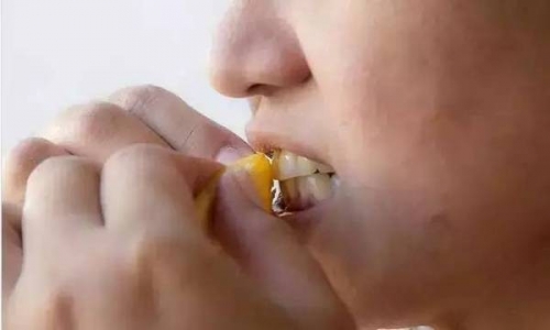 她用香蕉皮刷牙，半個月後竟然…