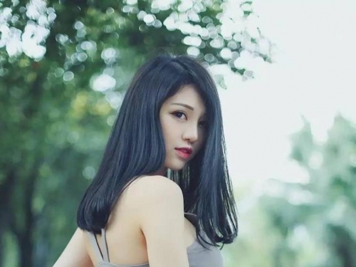 賣場驚見翹臀美乳竟是「批批踢背殺妹」！正面不但「美得驚人」胸前還「好大一包」...