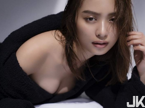 美乳孃「單手遮胸」騷度滿點！轉過身還有驚奇...　全身都能讓人硬的工口肉體啊！