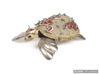 以動物骨頭和金屬做的《永恆的動物》雕塑