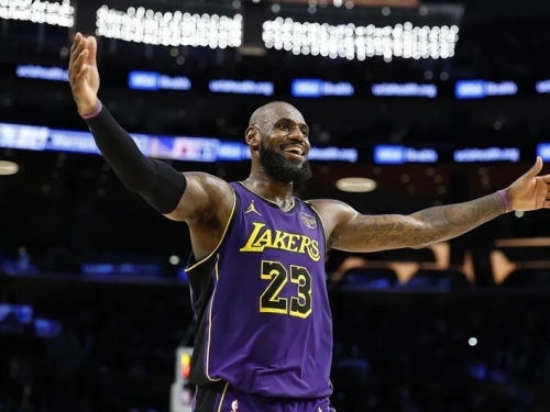 NBA》40歲詹皇比肩喬丹還寫史上首見記錄 里夫斯：我跟他說謝謝