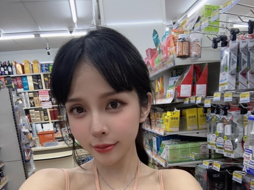 寧夏夜市巨乳正妹出沒！「香菱」逛夜市甜喊：最喜歡長長的東西！