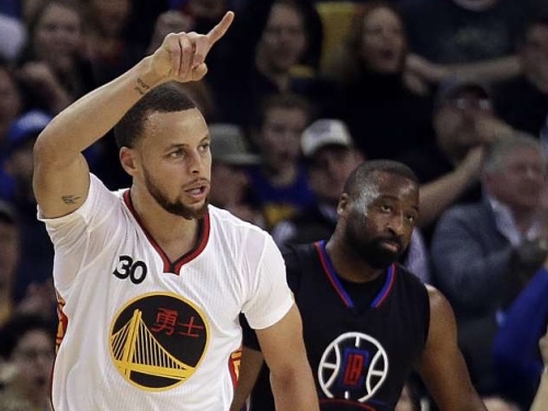 [影片]柯瑞壓哨「Logo Shot」神射再現 賽後爽說新年快樂！